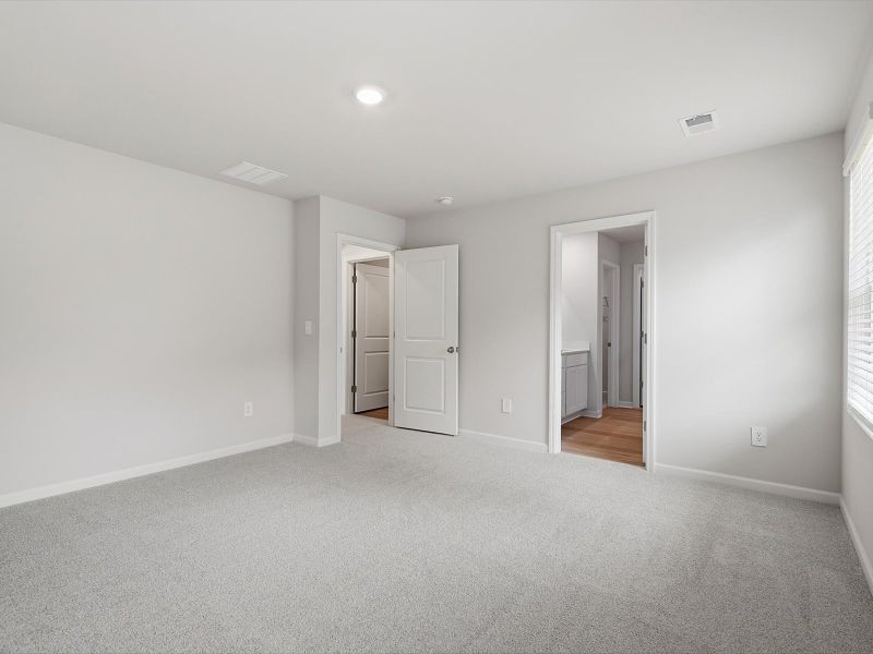 Spacious, unfurnished interior of a new home in Pleasant Brook, Greenville (Image 15).