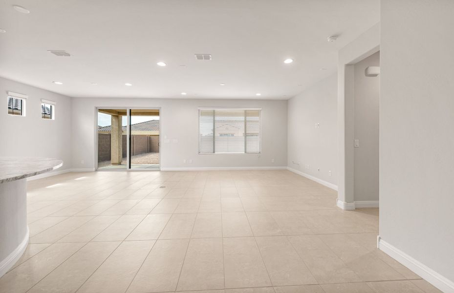 Spacious, unfurnished interior of a new home in Sun City Anthem at Merrill Ranch, Florence (Image 19).