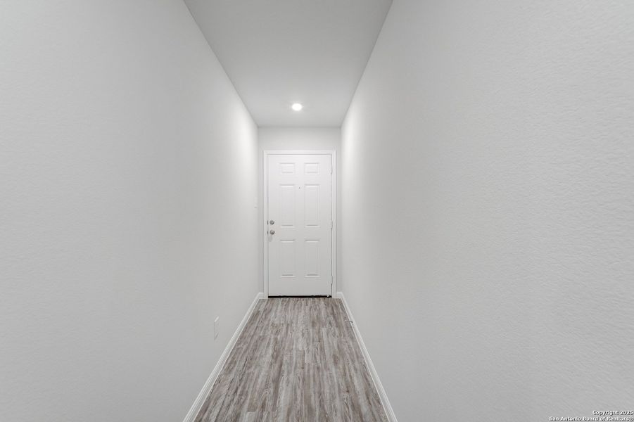 Spacious, unfurnished interior of a new home in Las Colinas, Kenedy (Image 31).