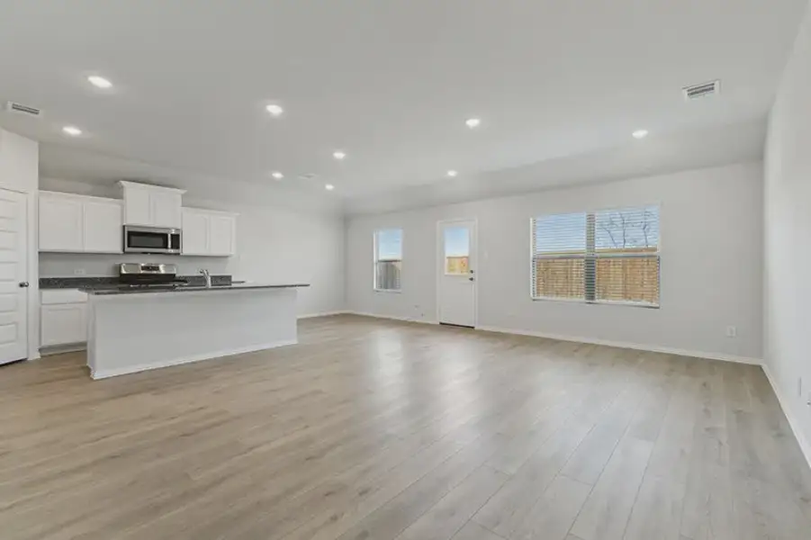 Spacious, unfurnished interior of a new home in Rolling Ridge, Van Alstyne (Image 13).