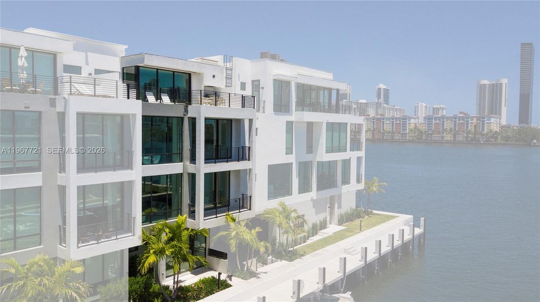 Condo located in North Miami Beach, FL showcasing its design and architecture (Image 27).