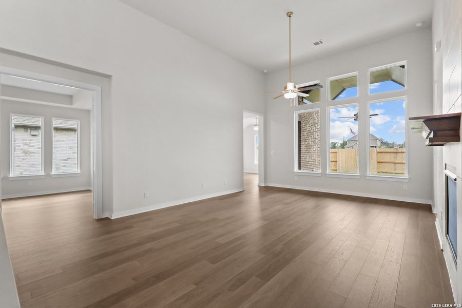 Spacious, unfurnished interior of a new home in Buffalo Crossing, Cibolo (Image 38).