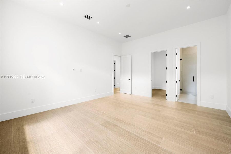 Spacious, unfurnished interior of a new home in , Pinecrest (Image 42).
