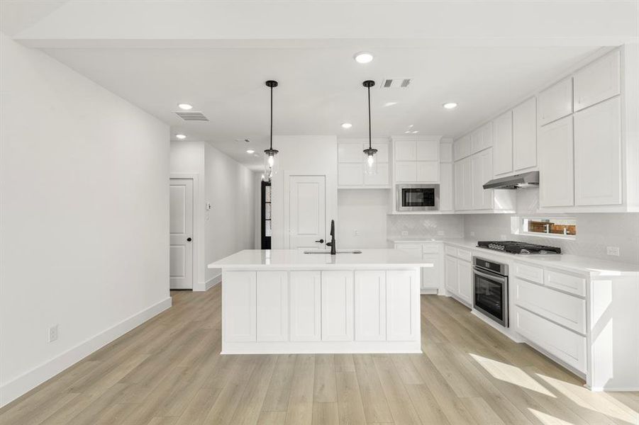 07. 2413 Belmont - Kitchen 07. 2413 Belmont - Kitchen