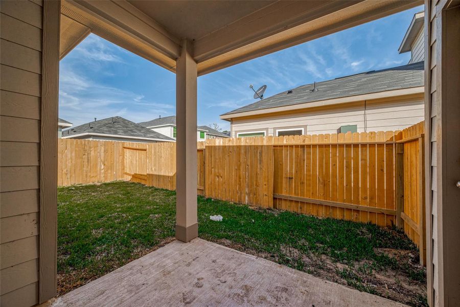 Exterior details and patio area of a home in Woodland Lakes, Huffman (Image 3).