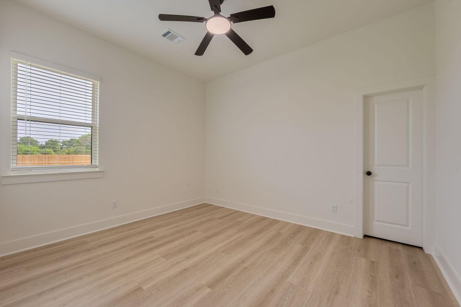 Spacious, unfurnished interior of a new home in , Iola (Image 18).