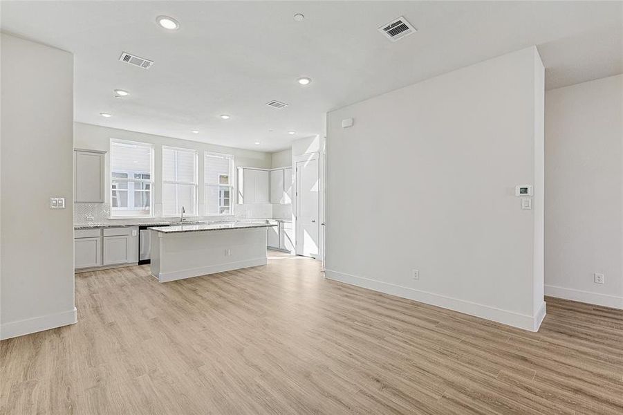 Spacious, unfurnished interior of a new home in Collin Creek, Plano (Image 24).