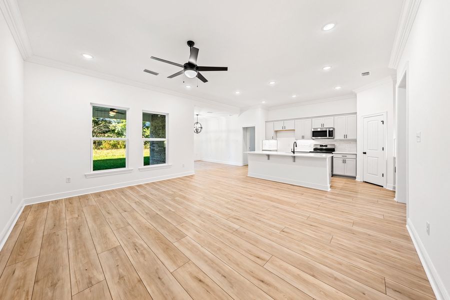 Spacious, unfurnished interior of a new home in Eagle Pointe, Pensacola (Image 12).