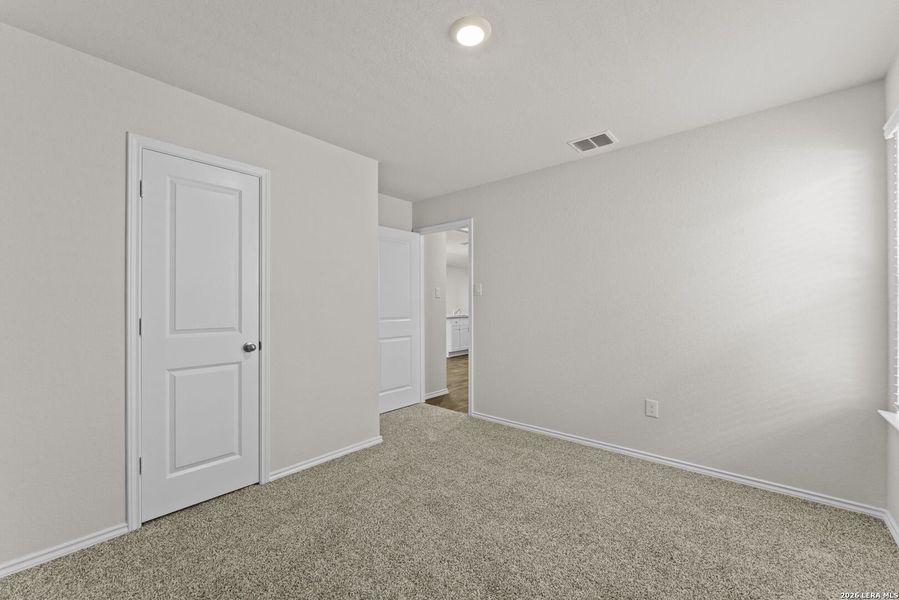 Spacious, unfurnished interior of a new home in Laurel Vistas, San Antonio (Image 14).