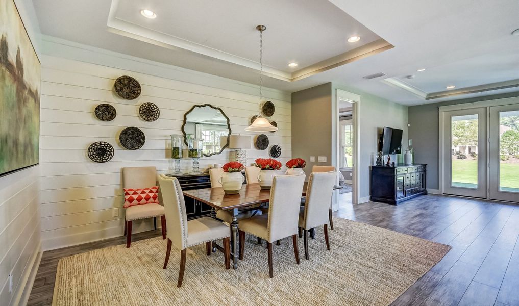 Dining area with tray ceiling