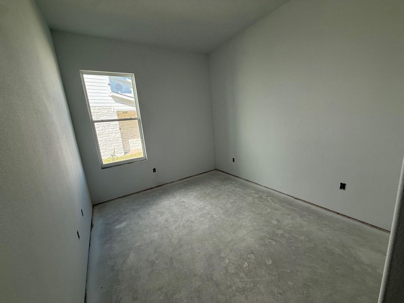 Empty room with concrete flooring