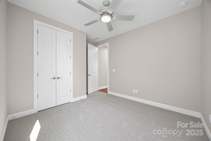Spacious, unfurnished interior of a new home in Handsmill on Lake Wylie, York (Image 24).