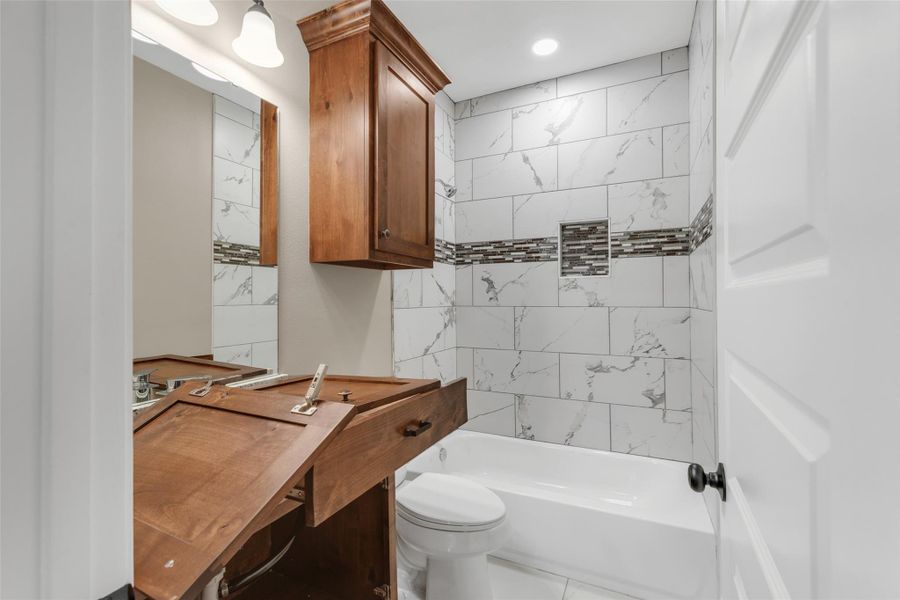 Furnished interior view inside a new home in , Navasota (Image 7).