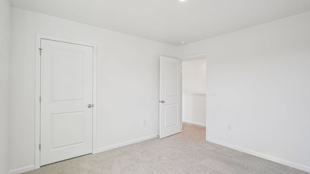 Spacious, unfurnished interior of a new home in Cross Creek, Spring Lake (Image 27).