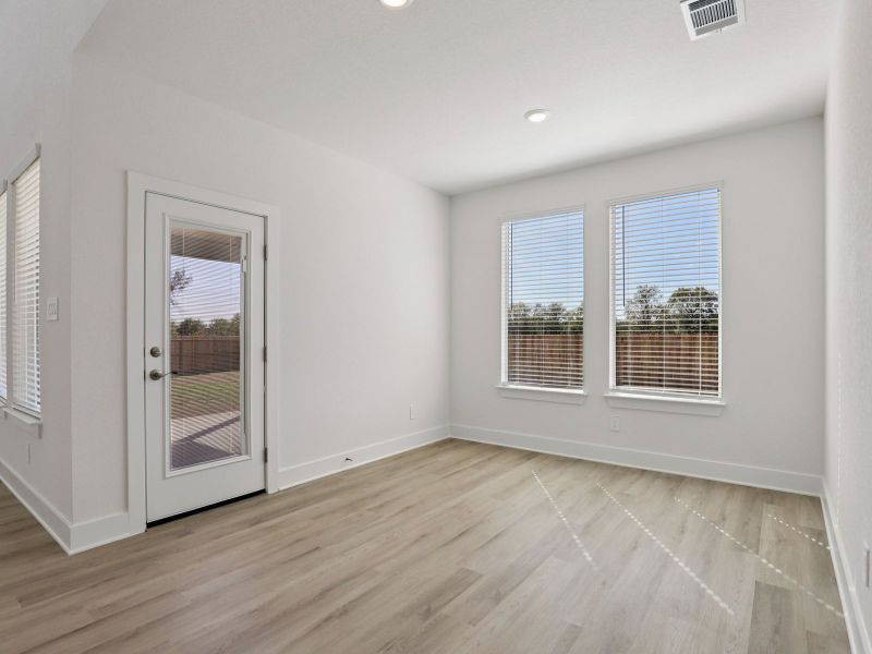 Spacious, unfurnished interior of a new home in Arcadia Ridge - Classic Series, San Antonio (Image 21).