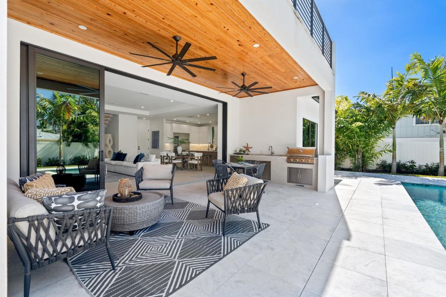 LOGGIA_LOOKING_IN_DT