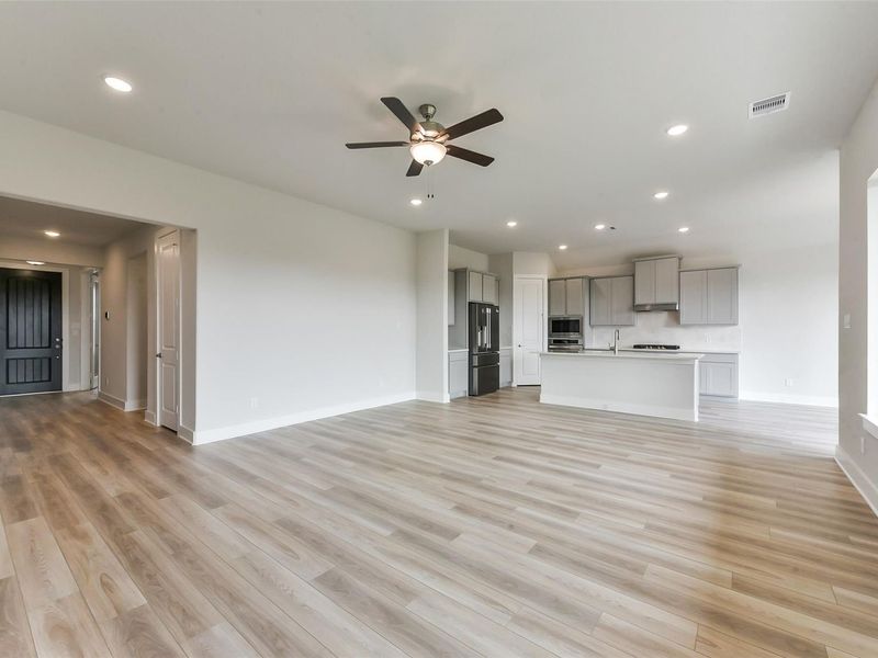 Spacious, unfurnished interior of a new home in Lago Mar, Texas City (Image 19).