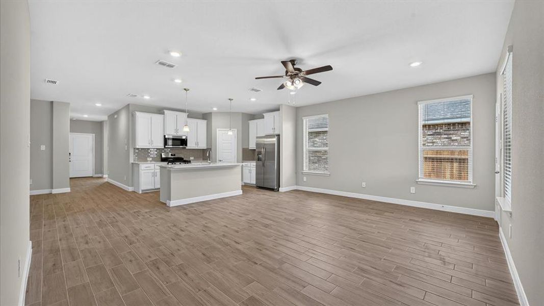 Spacious, unfurnished interior of a new home in Trails of Elizabeth Creek, Fort Worth (Image 16).