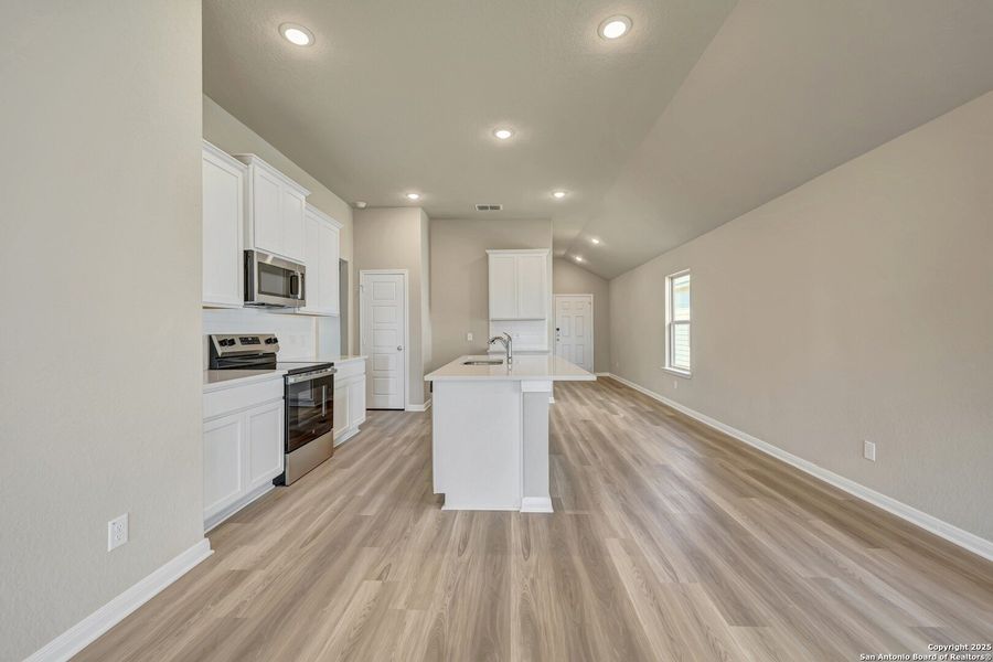 Spacious, unfurnished interior of a new home in Park Place, New Braunfels (Image 49).