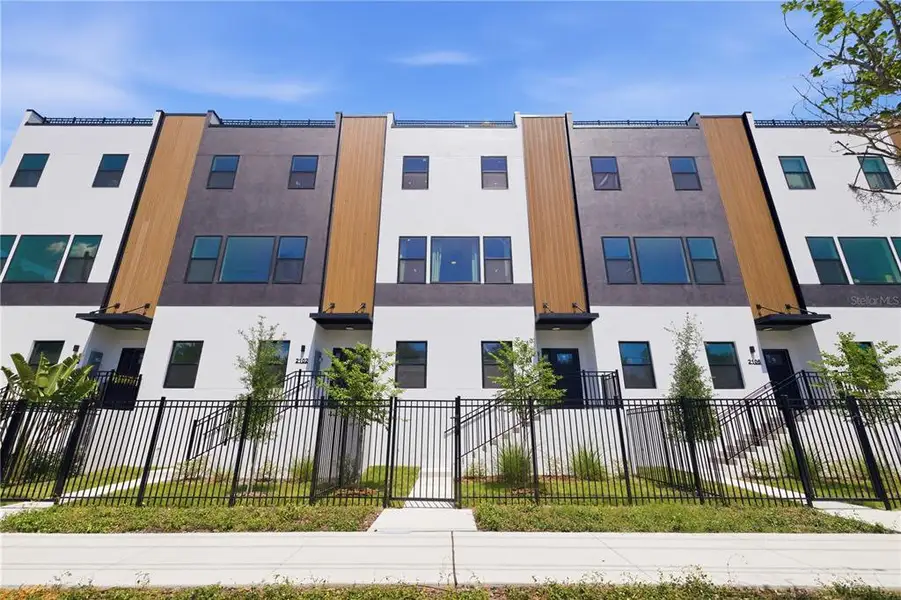 Condo located in St. Petersburg, FL showcasing its design and architecture (Image 3).
