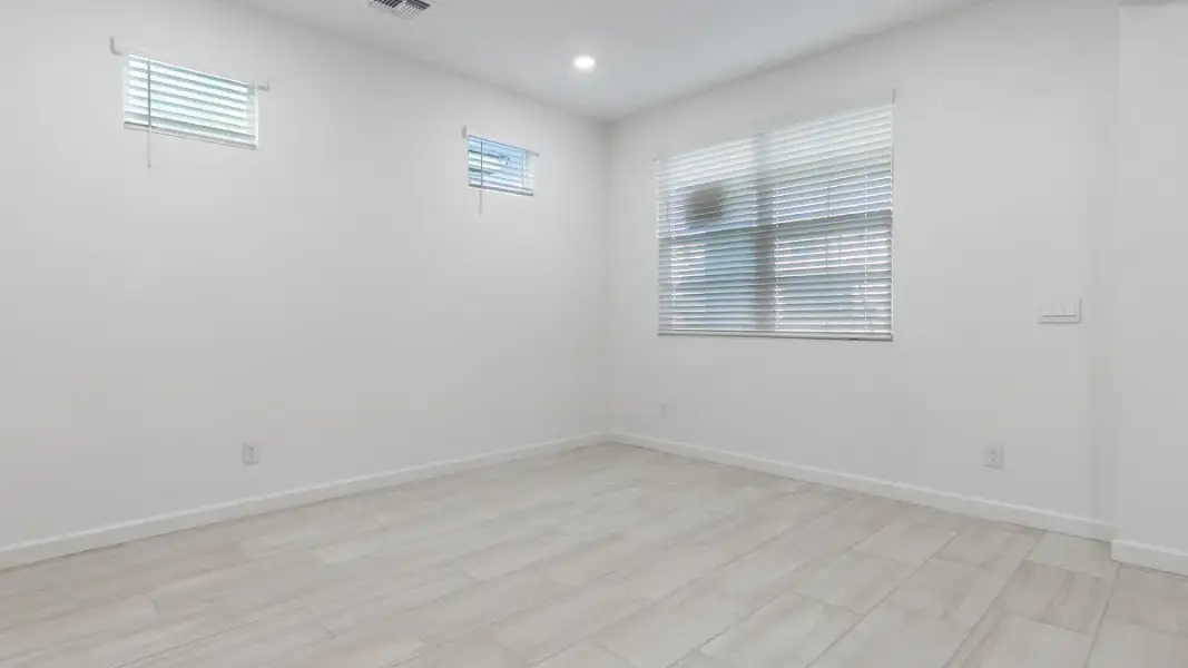 Spacious, unfurnished interior of a new home in Aloravita, Peoria (Image 19).
