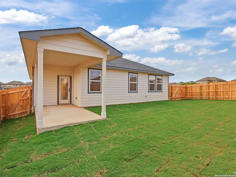 Exterior details and patio area of a home in Comanche Ridge, San Antonio (Image 18).