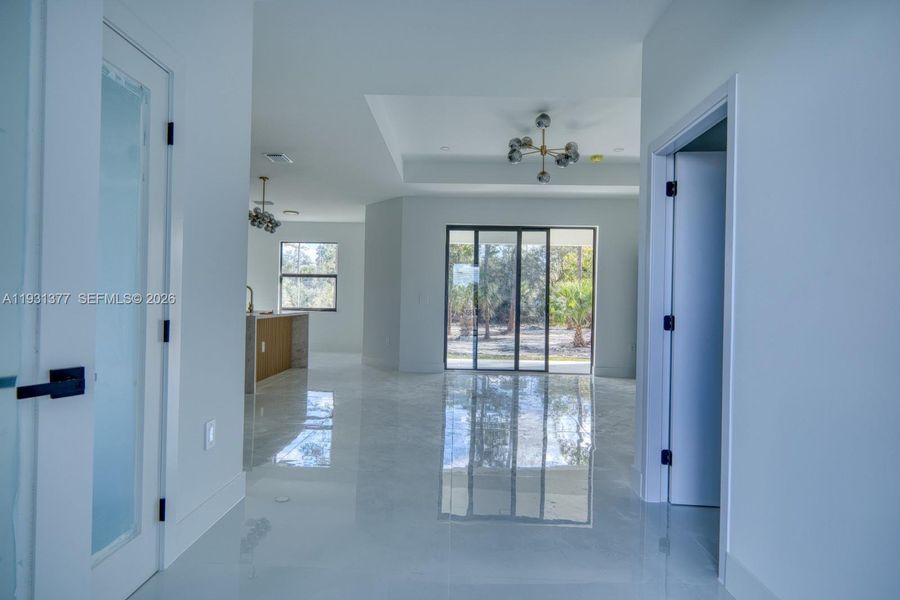 Spacious, unfurnished interior of a new home in , Lehigh Acres (Image 5).