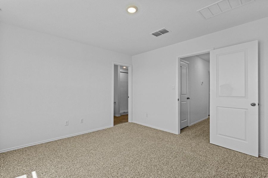 Spacious, unfurnished interior of a new home in Valverde, Bastrop (Image 23).