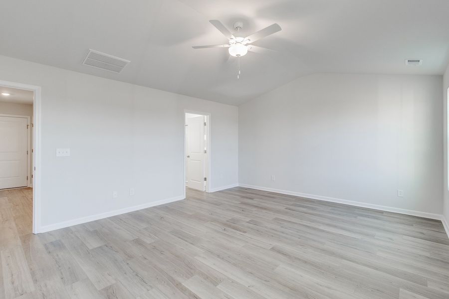 Spacious, unfurnished interior of a new home in Winston Point, Gilbert (Image 24).