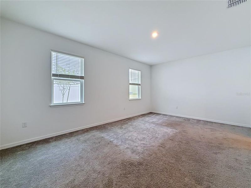 Spacious, unfurnished interior of a new home in , Mascotte (Image 33).