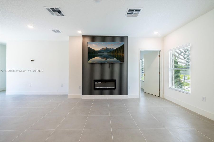 Spacious, unfurnished interior of a new home in , Palm Bay (Image 16).