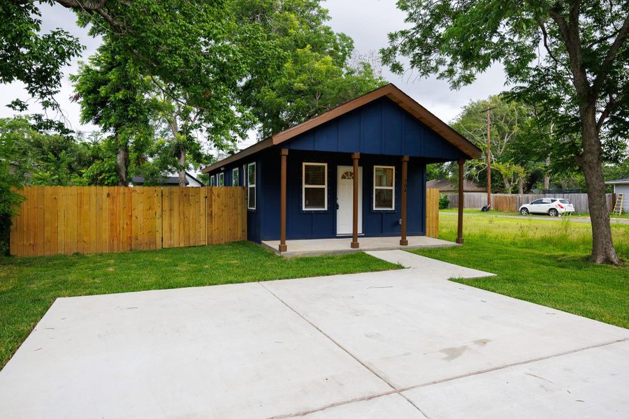 Exterior details and patio area of a home in , Baytown (Image 15).