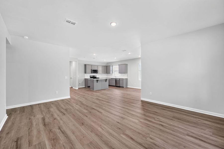 Spacious, unfurnished interior of a new home in Bradford Pointe, Summerville (Image 15).