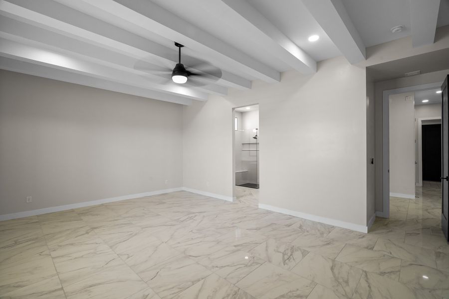 Spacious, unfurnished interior of a new home in Verdancia, El Paso (Image 34).