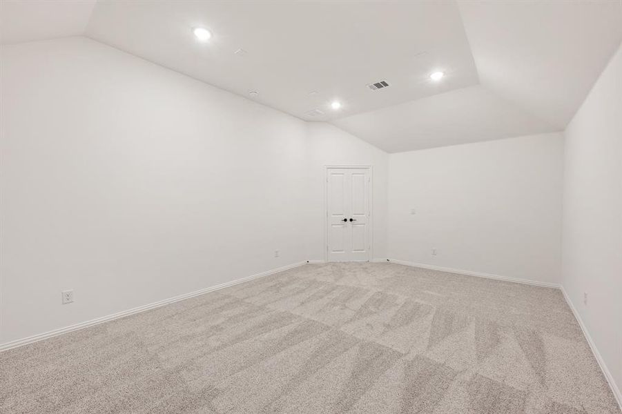 Spacious, unfurnished interior of a new home in Villages of Hurricane Creek, Anna (Image 23).