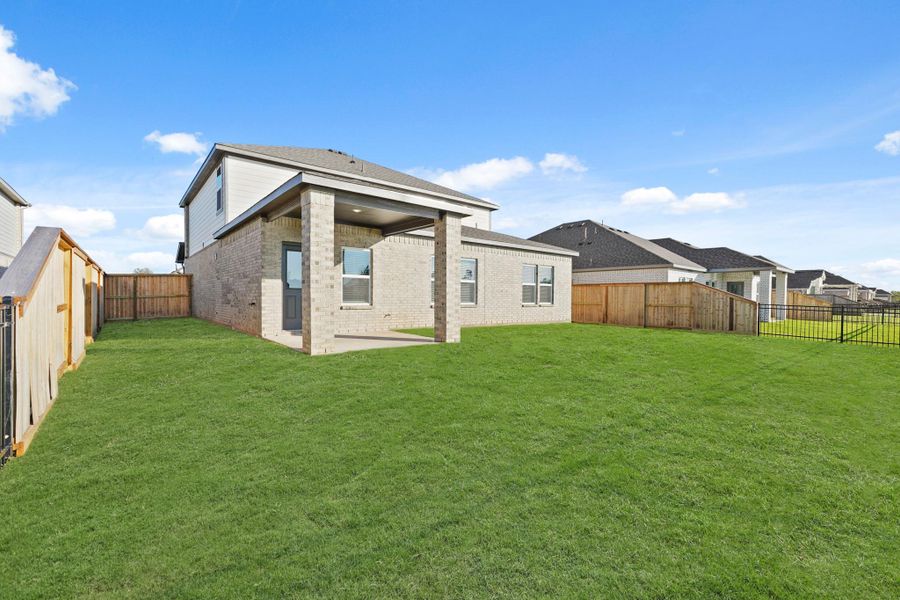 Exterior details and patio area of a home in Woodshore, Clute (Image 3).