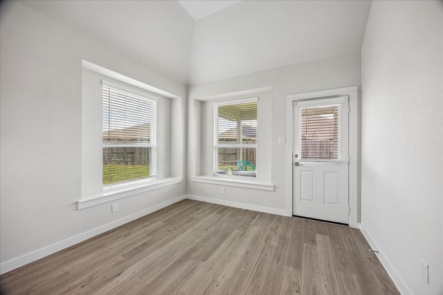 Spacious, unfurnished interior of a new home in Sierra Vista, Iowa Colony (Image 19).
