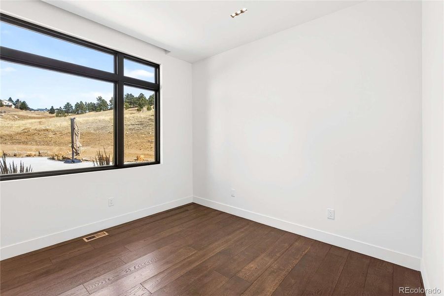 Spacious, unfurnished interior of a new home in , Golden (Image 39).