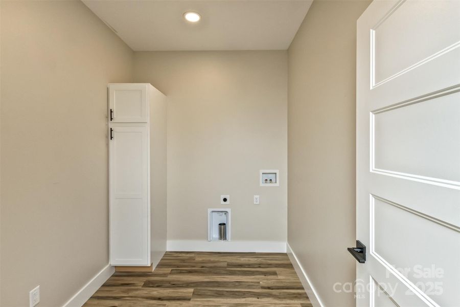 Large laundry room Large laundry room