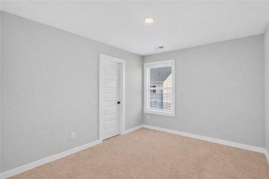 Spacious, unfurnished interior of a new home in The Fairways at Mirror Lake, Villa Rica (Image 27).