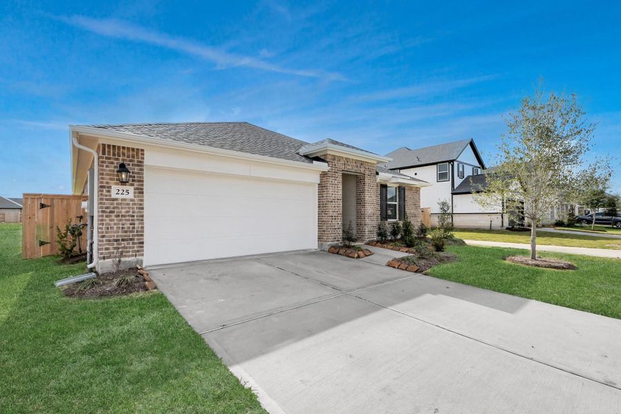 Exterior details and patio area of a home in Laurel Landing: Landmark Collection, Alvin (Image 2).
