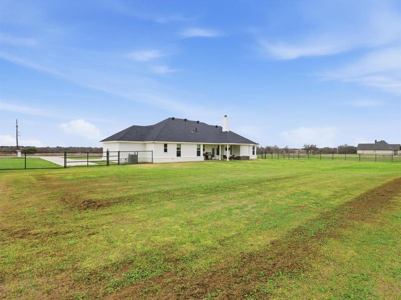 Exterior details and patio area of a home in , Weatherford (Image 21).