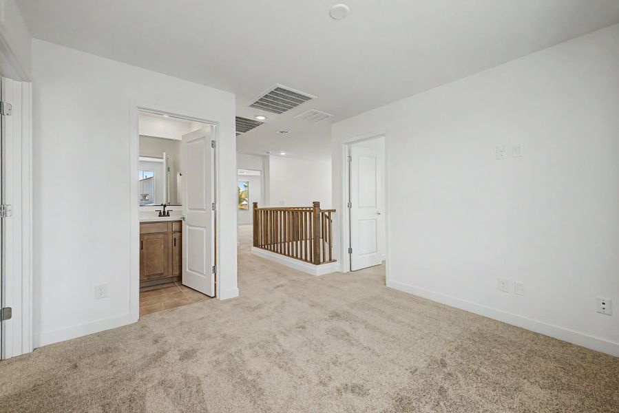 Spacious, unfurnished interior of a new home in Rialta, Mesa (Image 9).