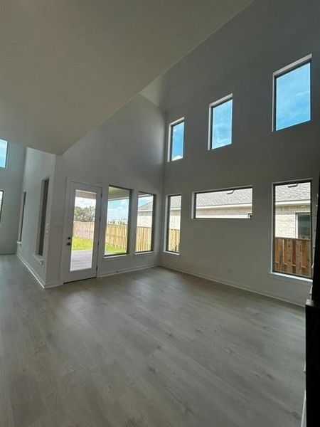 Spacious, unfurnished interior of a new home in Parmer Ranch, Georgetown (Image 12).