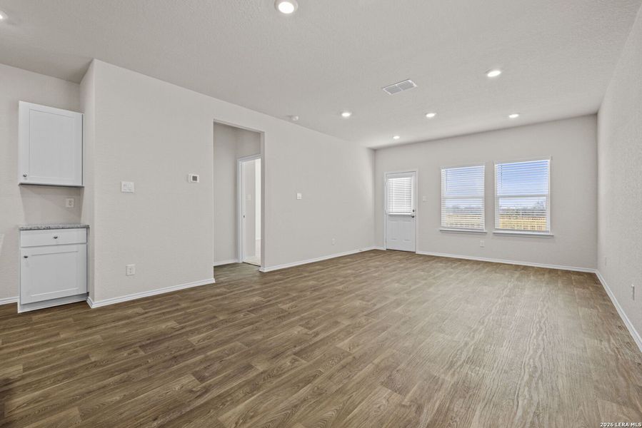 Spacious, unfurnished interior of a new home in Stonehill, San Antonio (Image 23).