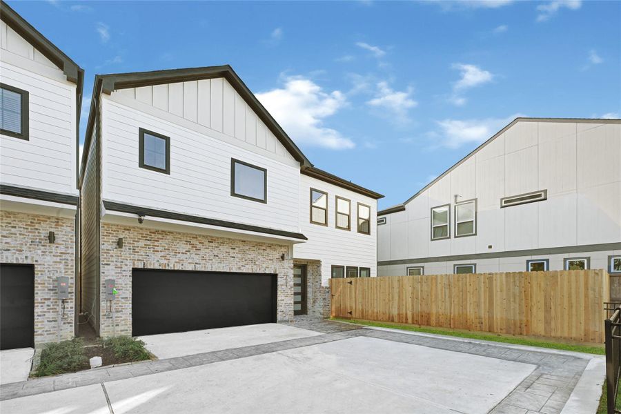 Parking for more than 2 cars.