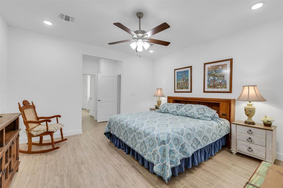 Furnished interior view inside a new home in Del Webb in Chambers Creek, Willis (Image 25). Furnished interior view inside a new home in Del Webb in Chambers Creek, Willis (Image 25).