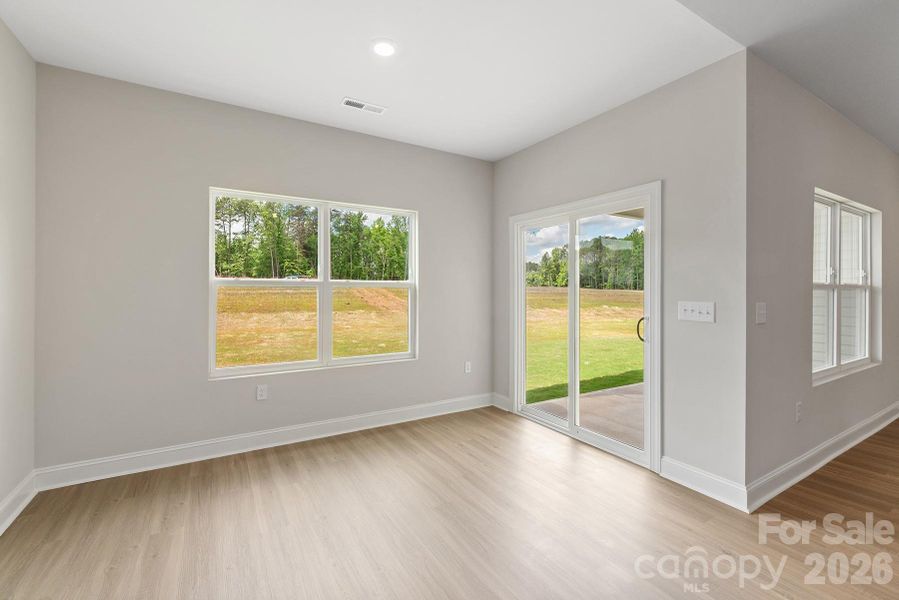 Spacious, unfurnished interior of a new home in Ascot Woods, Charlotte (Image 8).