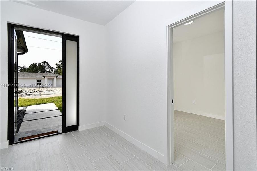 Spacious, unfurnished interior of a new home in , Lehigh Acres (Image 12).