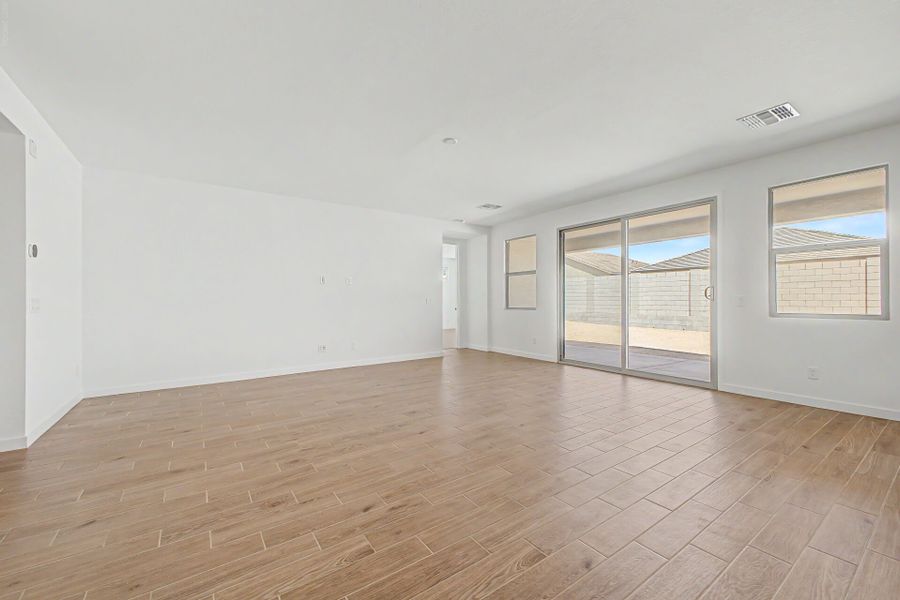 Spacious, unfurnished interior of a new home in White Tank Vistas, Waddell (Image 8).